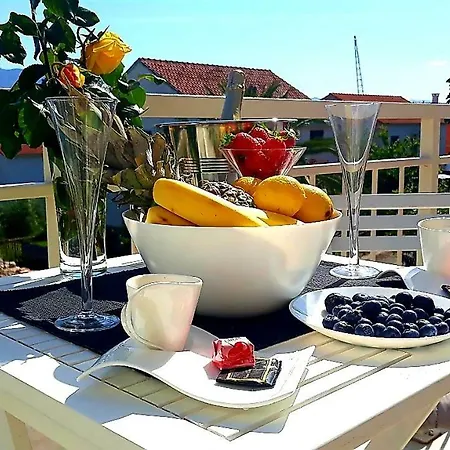 Violet Red Yellow Apartments Korcula Town Exterior photo