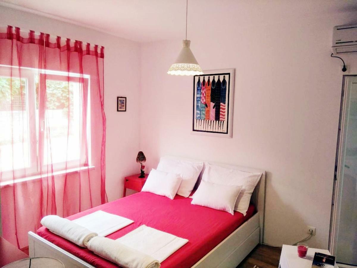 Violet Red Yellow Apartmán